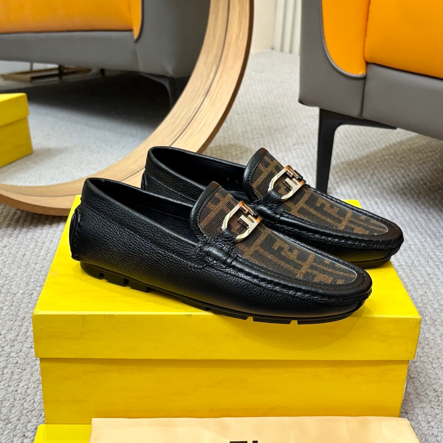 Men's shoes 💰420 [FENDI Fendi] 2⃣️0⃣️2⃣️5️⃣New Milan men's fashion lazy catwalk style ✅ fashionable casual beanie shoes, imported calfskin fabric, super smooth texture, sweat-absorbent and breathable, (sheepskin lining). Metal LOGO on the shoe body, Medusa avatar, irregular avatar, high-end craftsmanship logo✅ French Loft set foot design style 👟Low-key and elegant, great on-foot effect... Men's shoe size: 38-46 (4-12)
